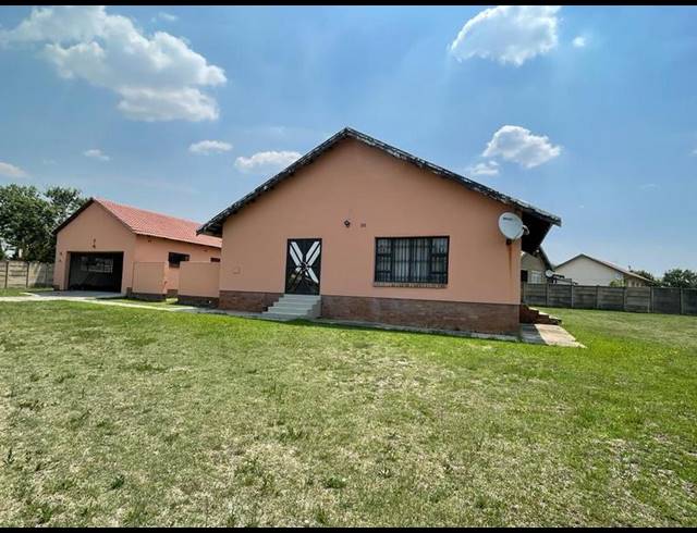 3 BEDROOM HOUSE FOR SALE IN KOSMOSPARK